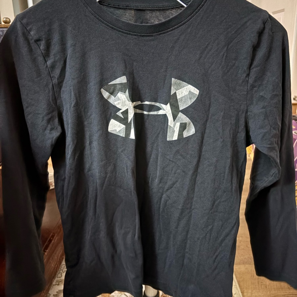 Under Armour 🤸🏻 YS Black HeatGear Shirt
